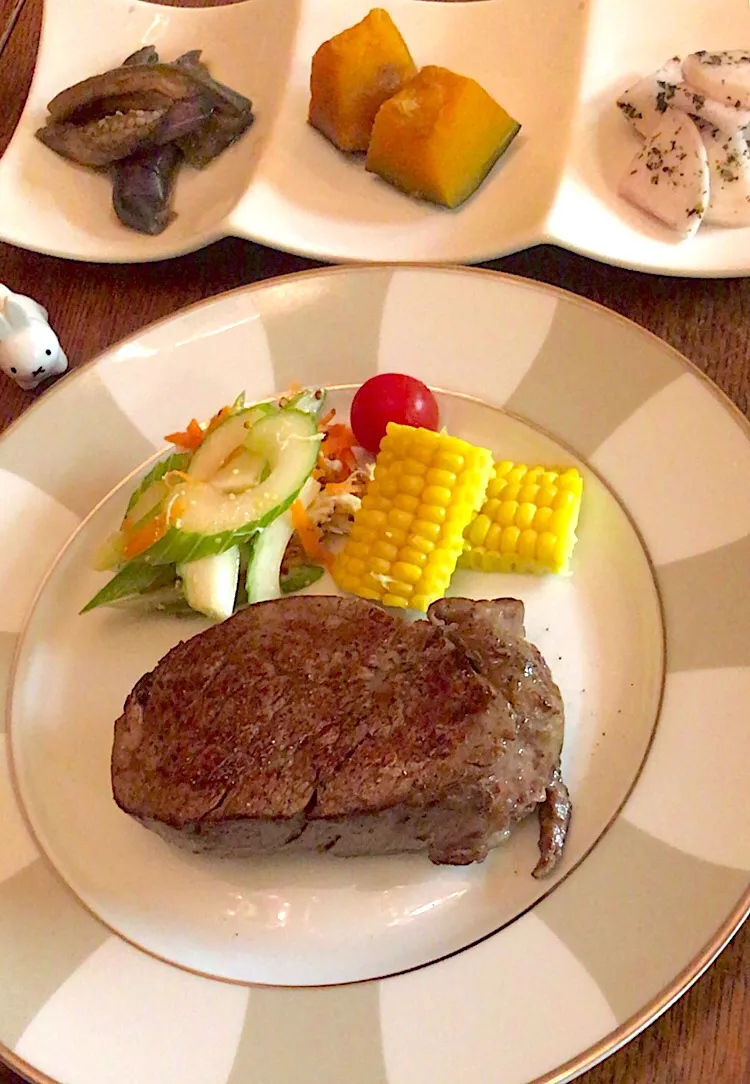 Snapdishの料理写真:晩ごはん #ステーキ🥩  #とうもろこし🌽|小松菜さん