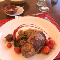 Snapdishの料理写真:Bife de llama con puré de quinoa y vegetales de estación|Carolina Paula Brionさん