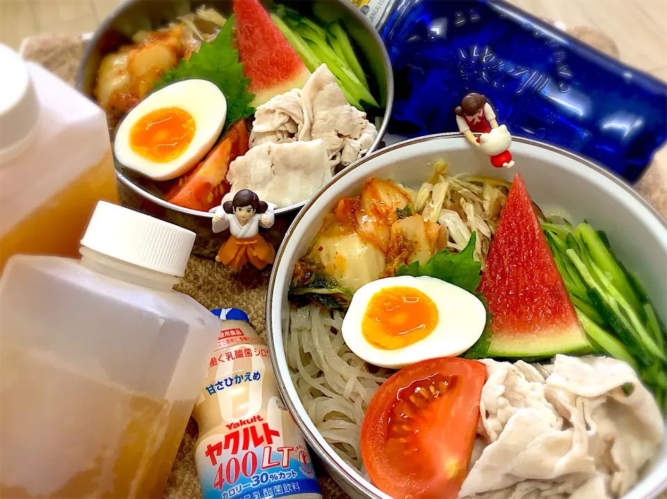 Snapdishの料理写真:韓国冷麺(TP:きゅうり🥒・トマト・豚しゃぶ🐽・キムチ・ミョウガ・スイカ🍉)&ぶどう🍇の夫婦お弁当♪|桃実さん