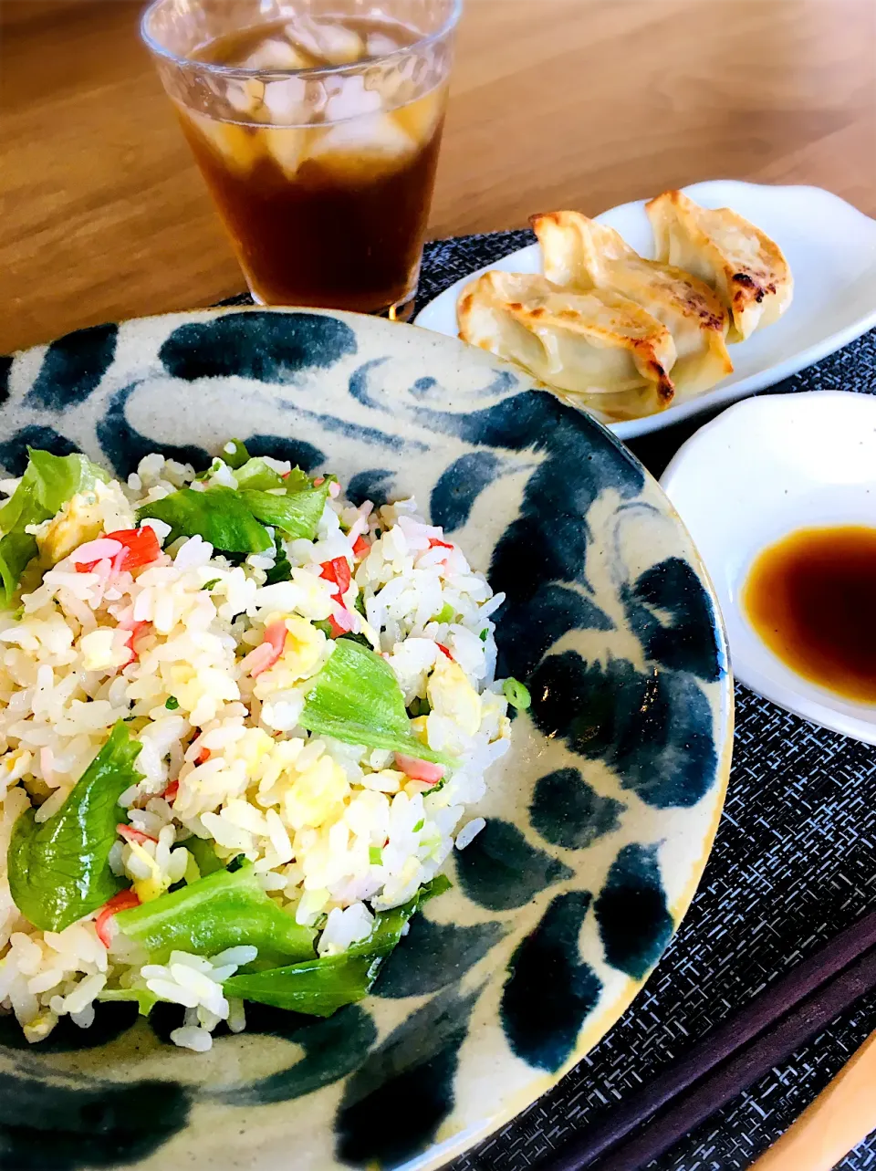 Snapdishの料理写真:今日のお家で一人ランチは                           カニカマ炒飯 餃子セット✨|ミッチ☆ママさん