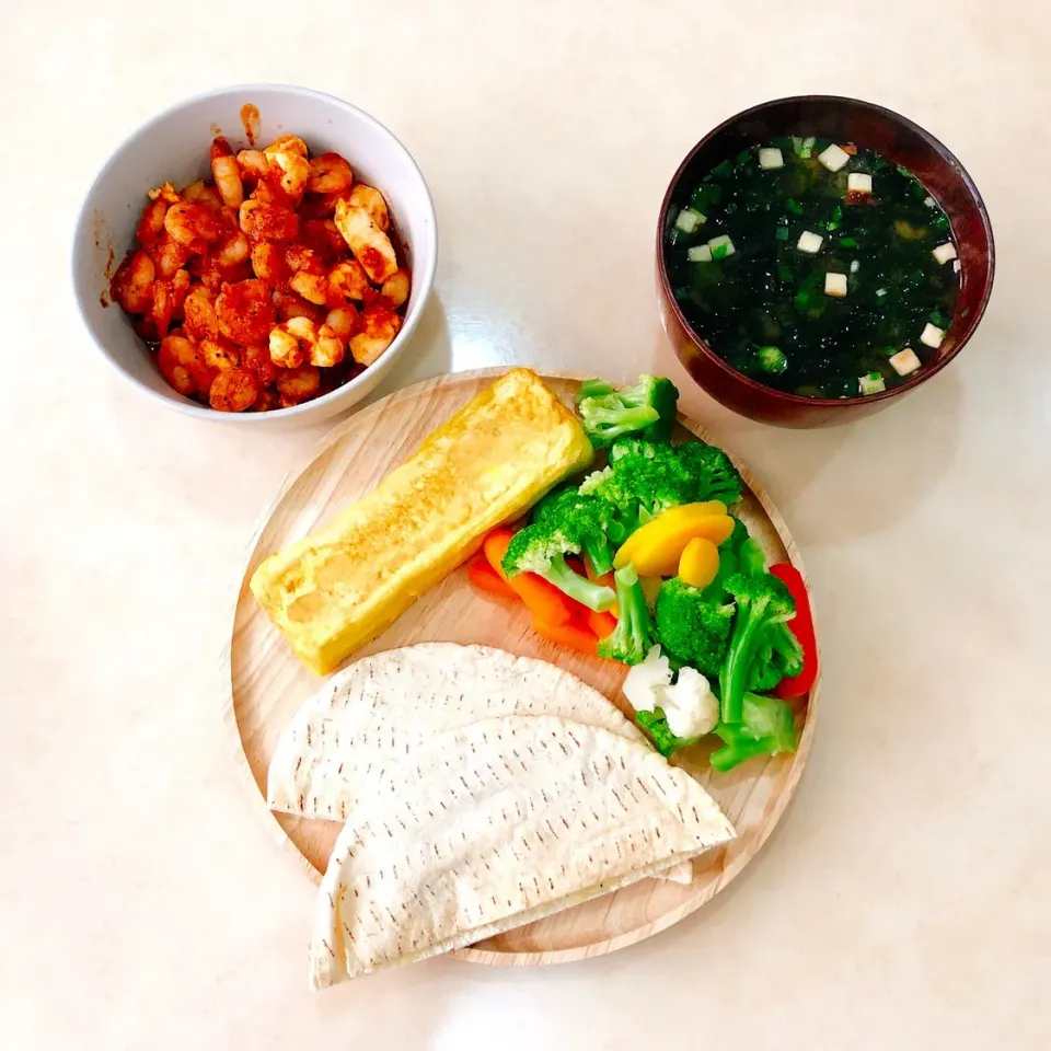 🍚海老と鶏むねのトマトソース炒め＆ペッパーチーズ PITA bread セット🍳|Rina (˶‾᷄ ⁻̫ ‾᷅˵)さん