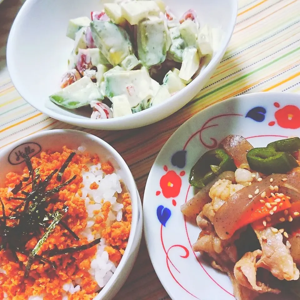 そぼろご飯とコンニャクと豚肉の炒めもの
アボカドサラダと🥑|🍒ふみりん🍒さん