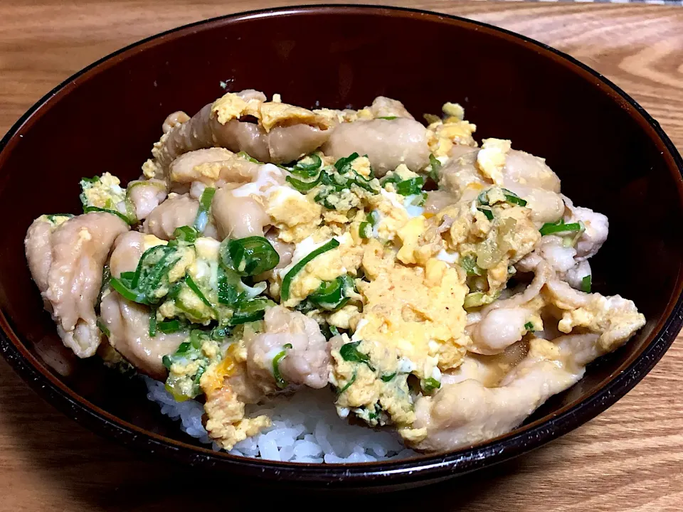 今日の夕食 ☆簡単鶏皮卵とじ丼|まぁたんさん