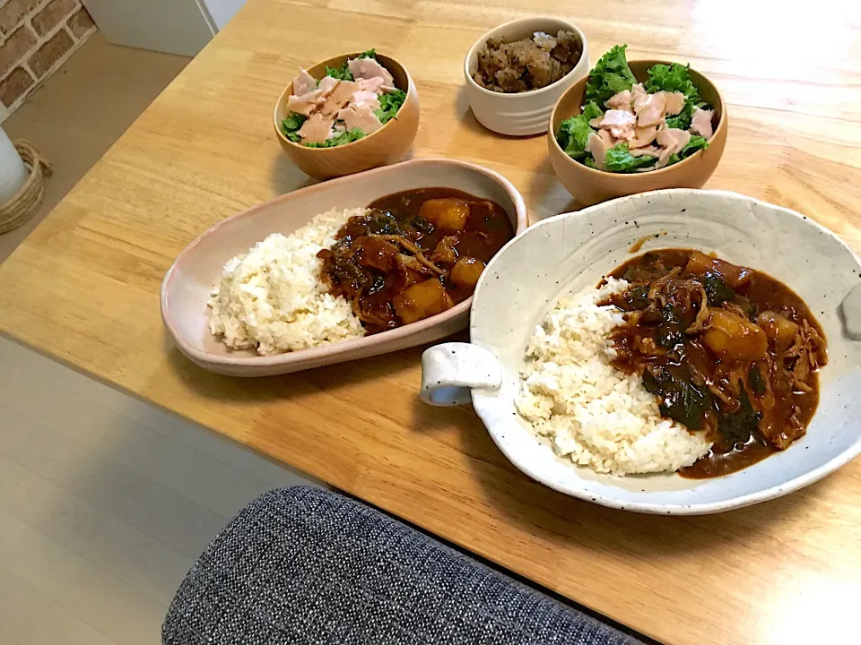 スパイスたっぷりポークカレー🍛とハムのサラダ🥗|さくたえさん