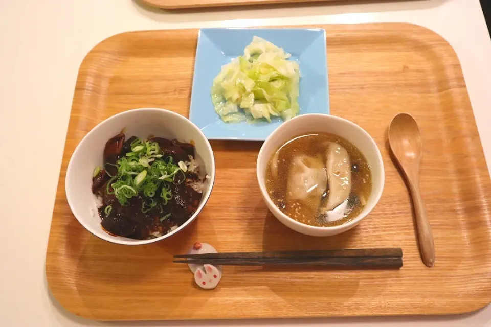 今日の夕食 どて煮丼、キャベツサラダ、冷凍餃子の塩麹スープ|pinknari🐰🌈さん