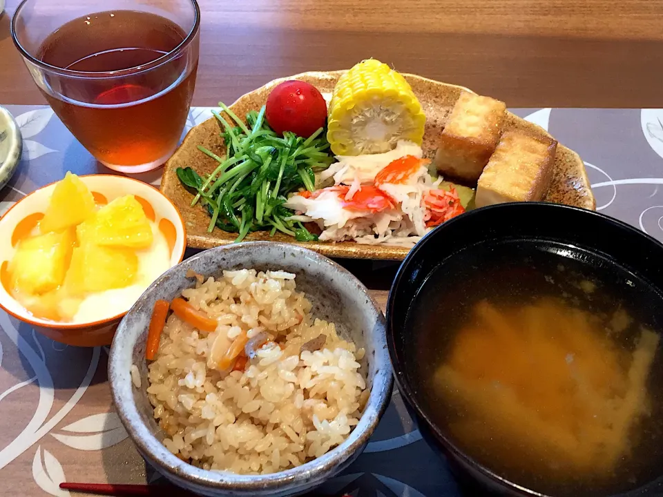 朝ごはん
絹揚げの甘辛煮、カニカマ、コーン、豆苗のごま油醤油炒め、炊き込みご飯、大根と揚げの味噌汁、パイナップル添えヨーグルト、ルイボスティー|かよちゃんさん