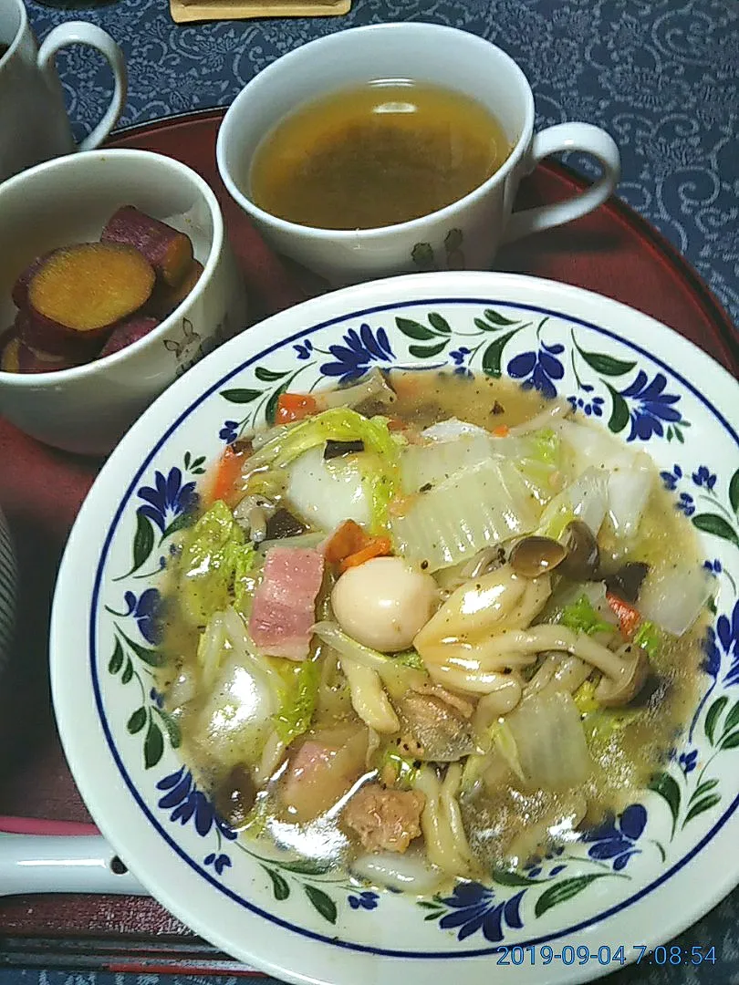 Snapdishの料理写真:よねばーばの朝ごはん
白菜の中華風炒め物
なると金時の甘辛煮
味噌汁
茄子の糠漬け
ご飯、コーヒー|yoneばーばさん