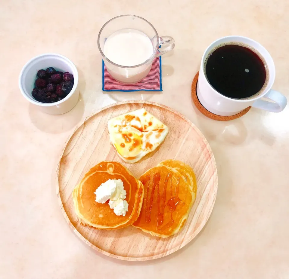 🥯日常の朝ごはん🍞 ハニー＆クリームチーズホットケーキ ver.|Rina (˶‾᷄ ⁻̫ ‾᷅˵)さん