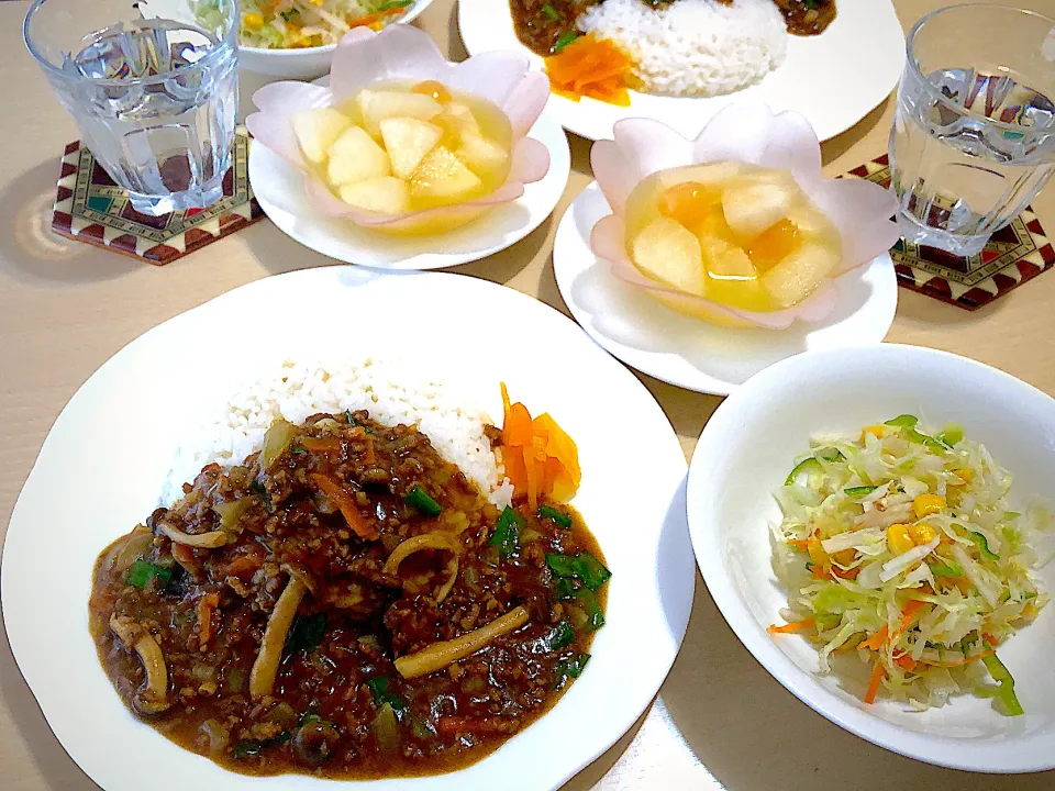 9／4(水)昼食 #昼ごはん •挽き肉とキノコのカレー  •コールスローサラダ •フルーツポンチ|おさんどんさん