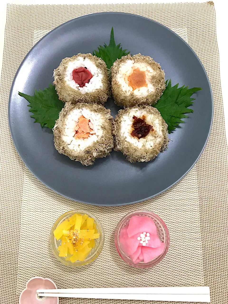 Snapdishの料理写真:🌱とろろ昆布のおにぎり🌱|ちゃべさん