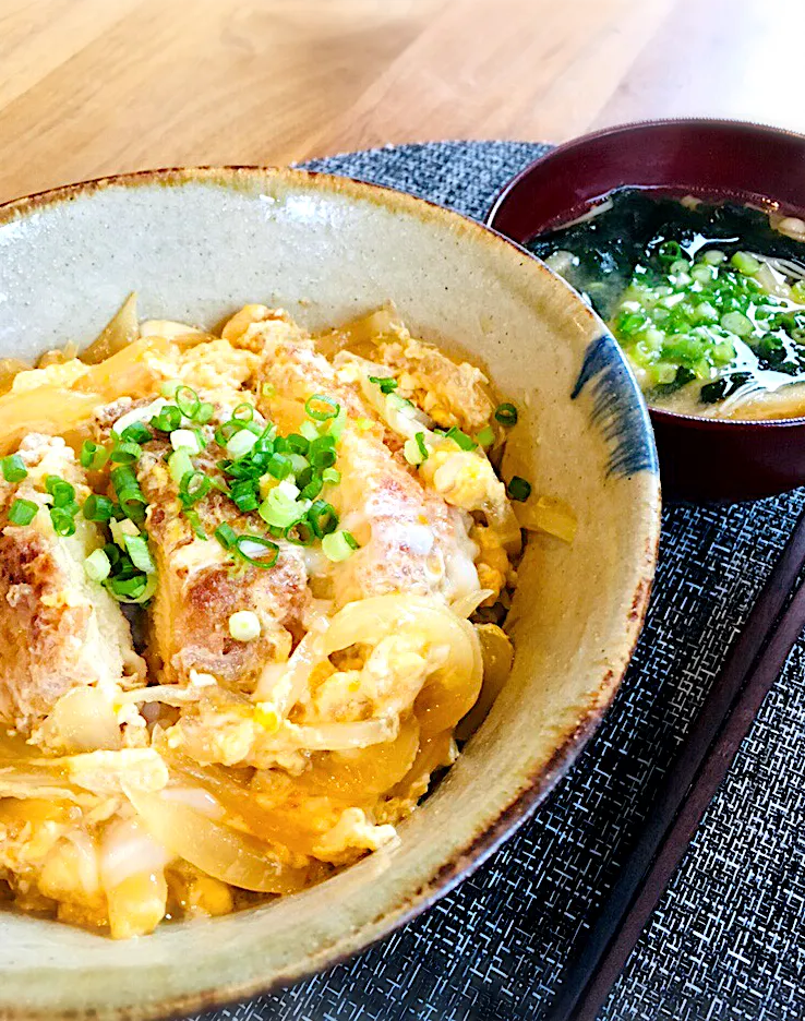 今日のお家で一人ランチは                            昨夜のチキンカツでチキンカツ丼✨|ミッチ☆ママさん