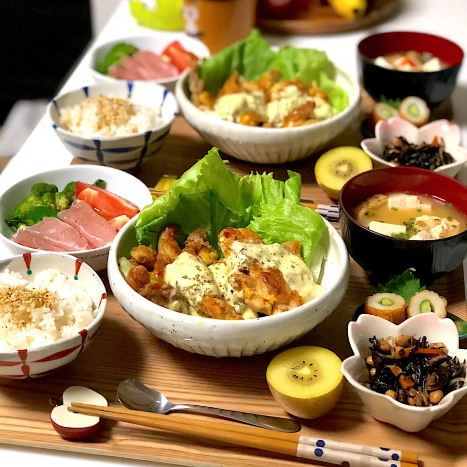 チキン南蛮 ちくわきゅうり ひじきの煮物 豆腐と油揚げのお味噌汁 生ハムサラダ 玄米+白米 🥝|しーちゃんさん