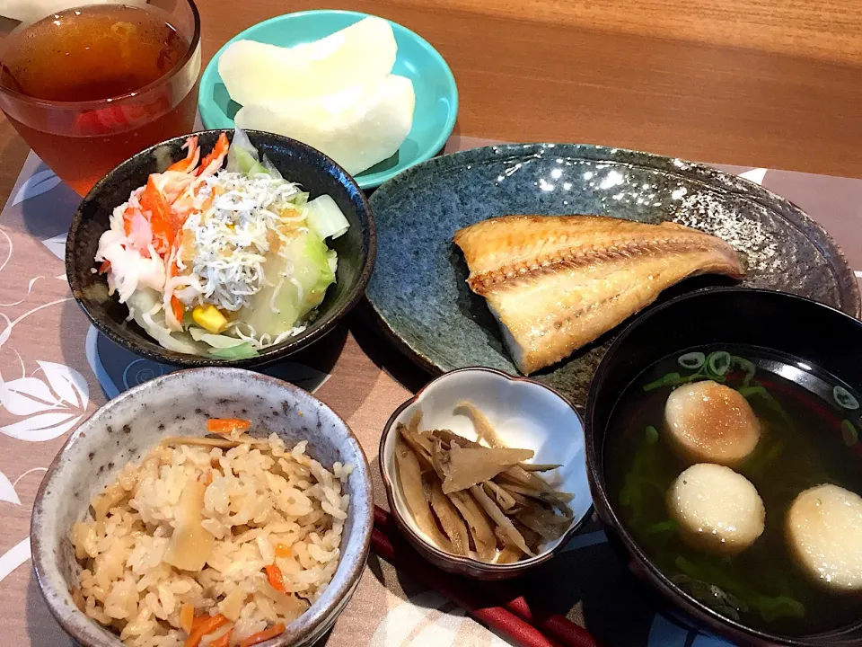 晩御飯
ホッケ、きんぴらごぼう、茹でキャベツとコーンとシラスとカニカマのサラダ、幸水梨、炊き込みご飯、ルイボスティー|かよちゃんさん