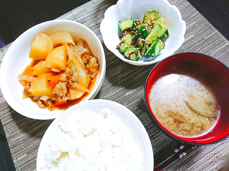 Snapdishの料理写真:ごはん、ナスと油揚げの味噌汁、カレー肉じゃが、塩昆布きゅうり|サトリさん