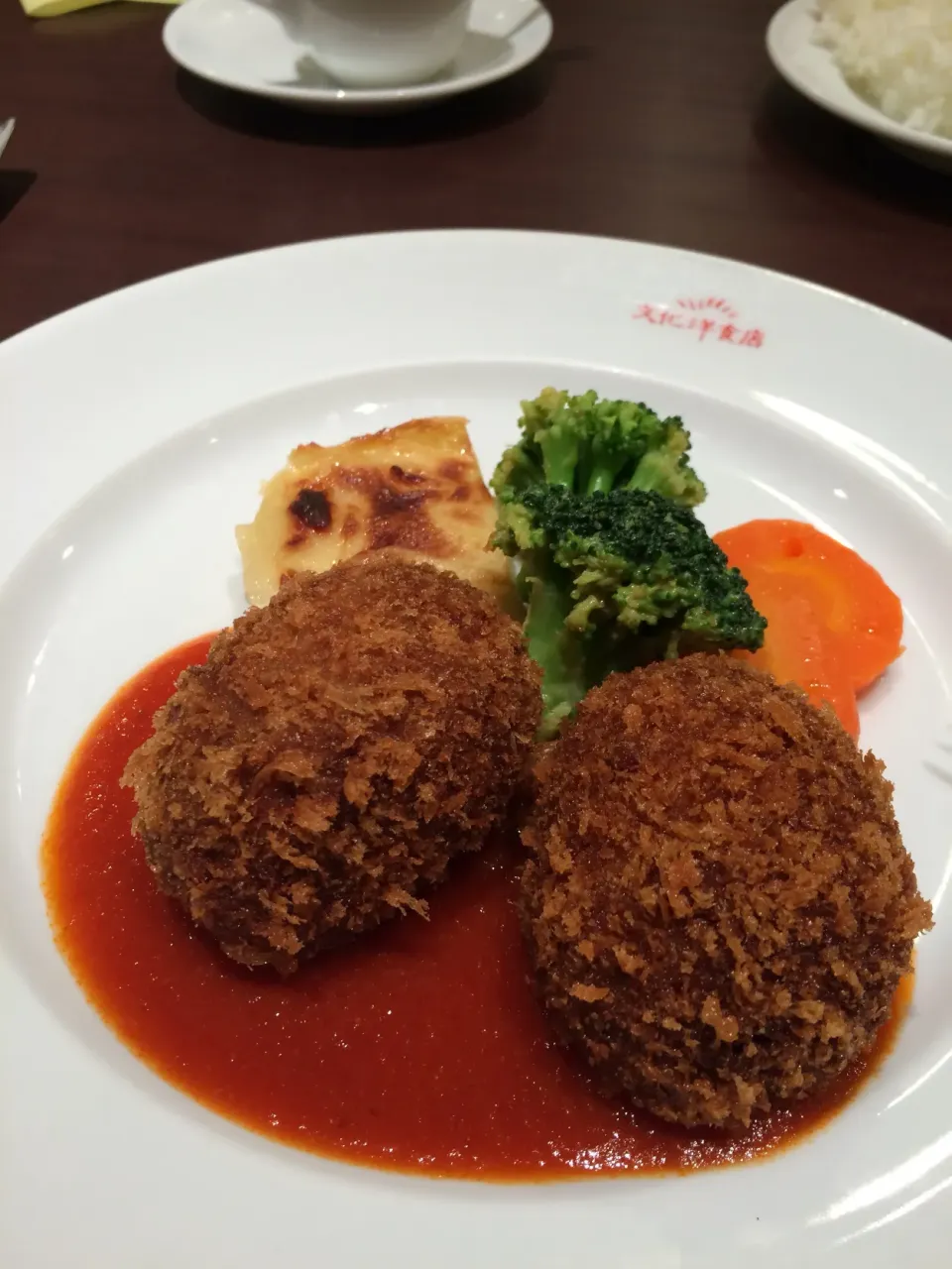 Snapdishの料理写真:名古屋市名駅の名鉄百貨店8階「文化洋食店」の名物「カニクリームコロッケ」|隆志さん