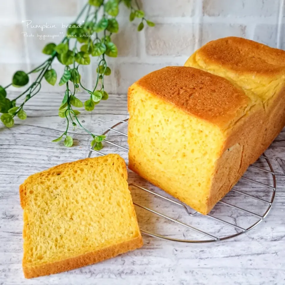 Snapdishの料理写真:かぼちゃ食パン☣カット面|ゆずぽんさん