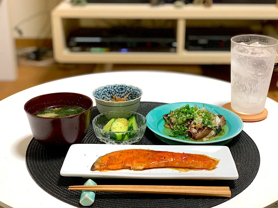 晩ごはん。鮭のバター醤油焼き、牛肉とゴボウのしぐれ煮、ワカメとじゃがいものお味噌汁、鰹のタタキ、きゅうりの浅漬け。|yukiさん