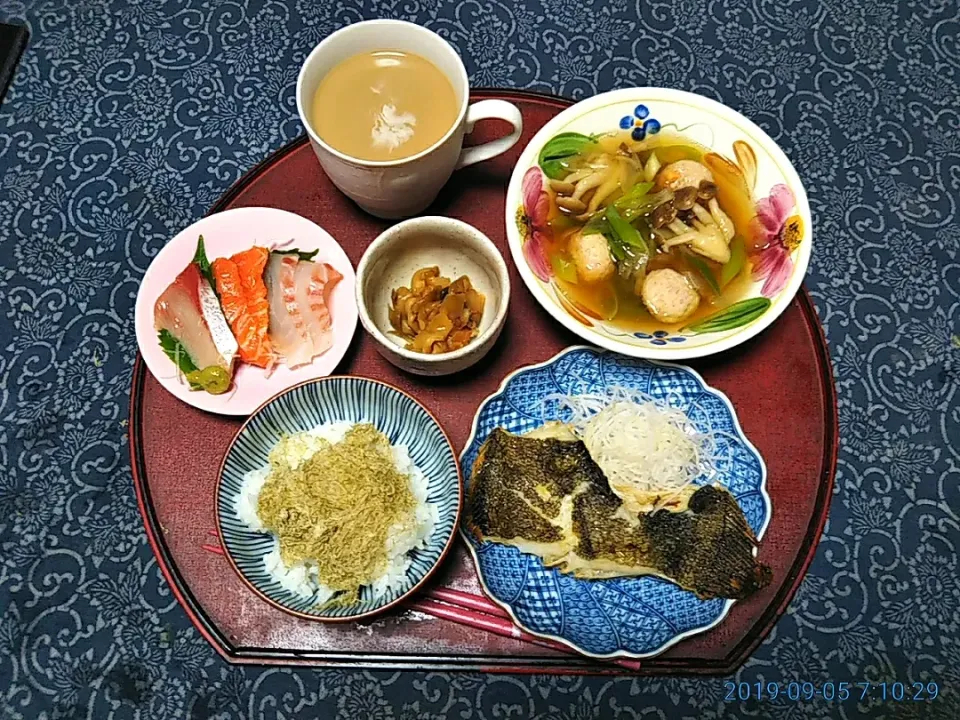 よねばーばの朝ごはん
葱としめじ、鶏肉ミンチボールのお汁、
かれいと大根の付け合せ、
とろろ昆布かけご飯、
残り物の刺身、
コーヒー牛乳、|yoneばーばさん