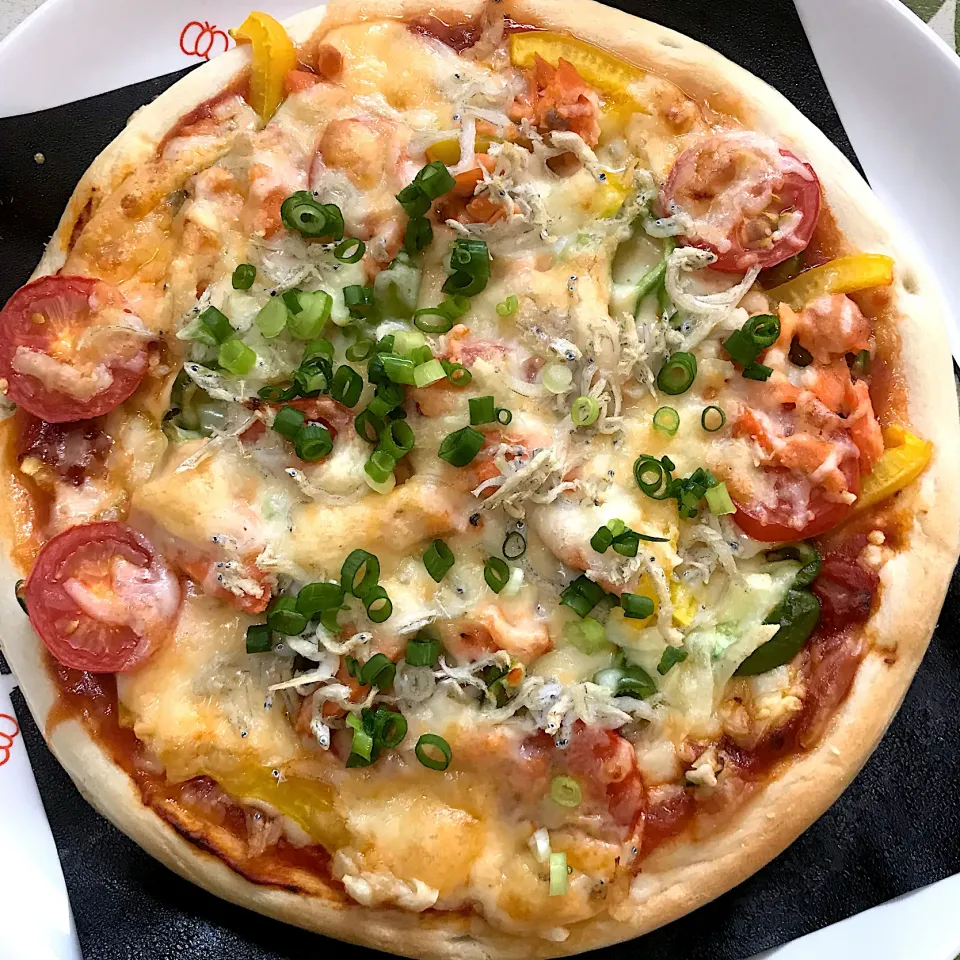 Snapdishの料理写真:紅鮭、釜揚げしらす、パプリカ、ミニトマトのモーニングピッツァ🍕✨|てるみさん