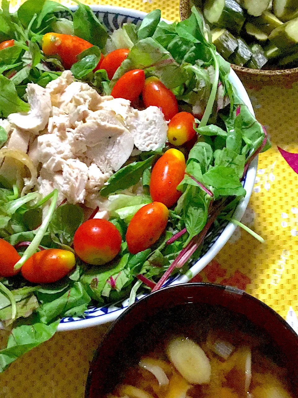 Snapdishの料理写真:鶏胸肉の燻製    サラダ🥗     根菜の味噌汁|掛谷節子さん