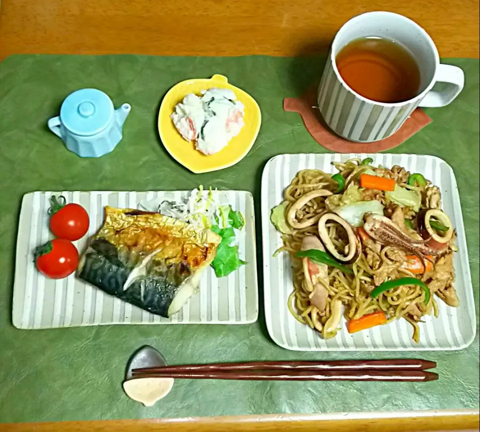 イカ豚🐷具沢山焼きそば＆サバの塩焼き🐟晩ご飯🌃🎵|とししいたけさん