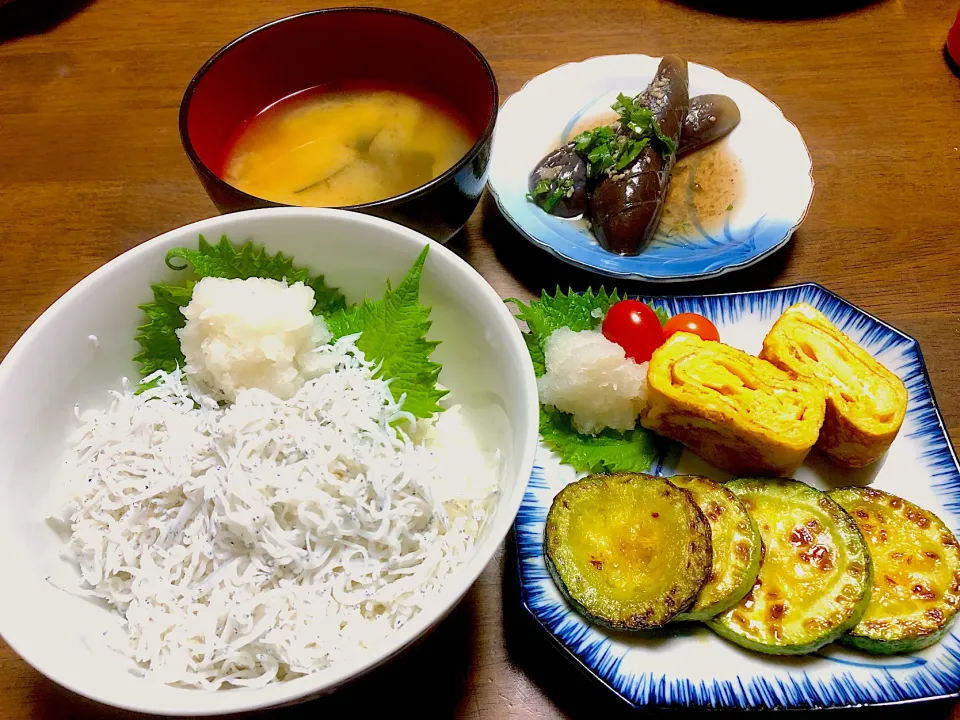 ある日の夕食  しらす丼、マッチャンのソテー、卵焼き、茄子の煮浸し、味噌汁|ひだまり農園さん