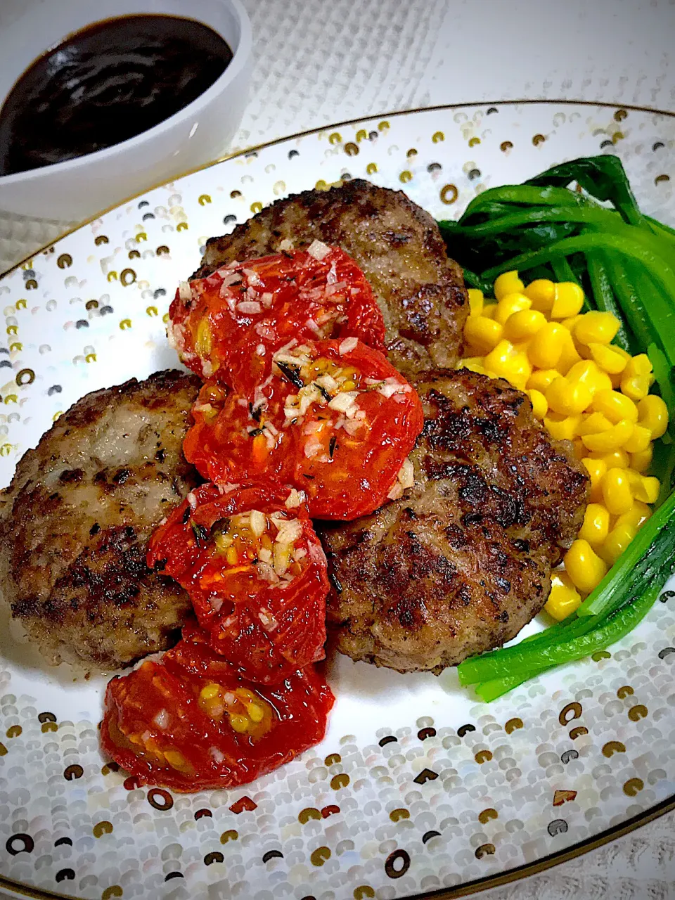 Snapdishの料理写真:手ごねハンバーグに🍅手作りトマトコンフィのっけて|あまねこ🌿さん