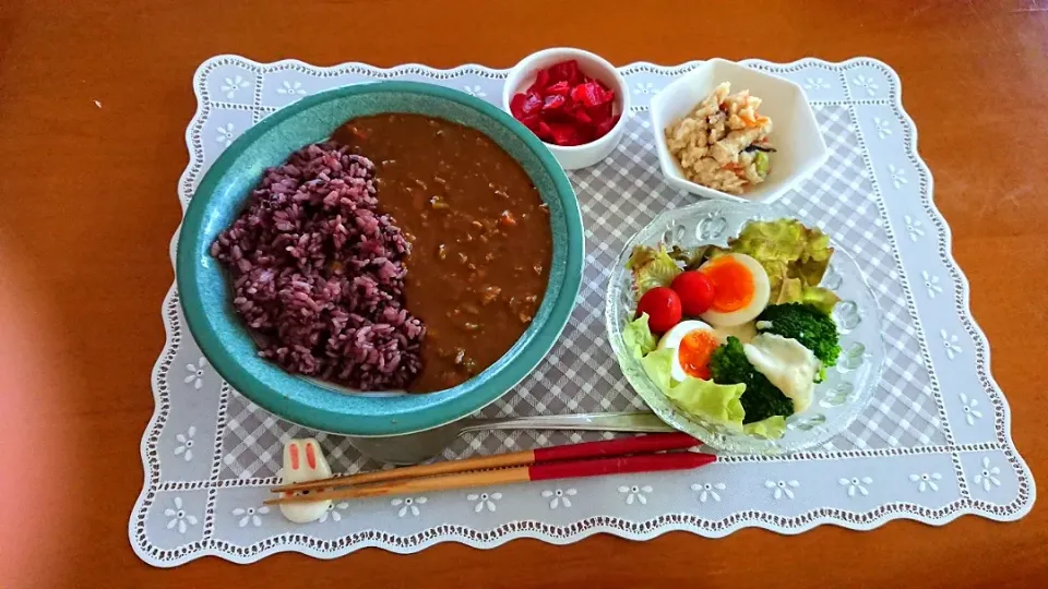 黒米キーマカレー  豆乳ドレッシングかけサラダ  とり肉入りおから煮  福神漬け|chikakoさん