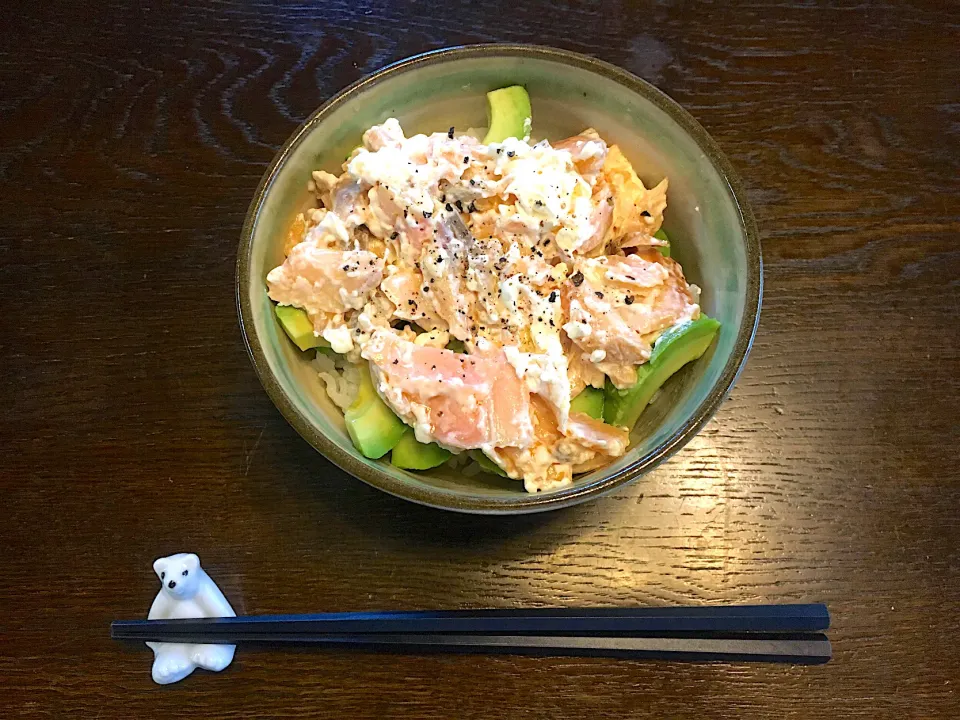 焼き鮭、アボカド、クリームチーズ丼|カドラさん