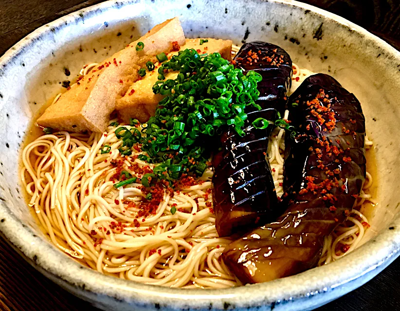 ナスぶっかけそうめん                          #麺好き男のランチ                              ・ゆずからりんタップリかけ                     ・厚揚げもツユで煮ました|mottomoさん