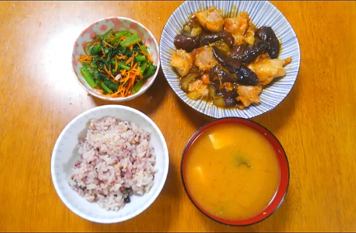 ８月２１日　鶏肉と茄子のさっぱり黒酢炒め　小松菜のナムル　豆腐とわかめのお味噌汁|いもこ。さん