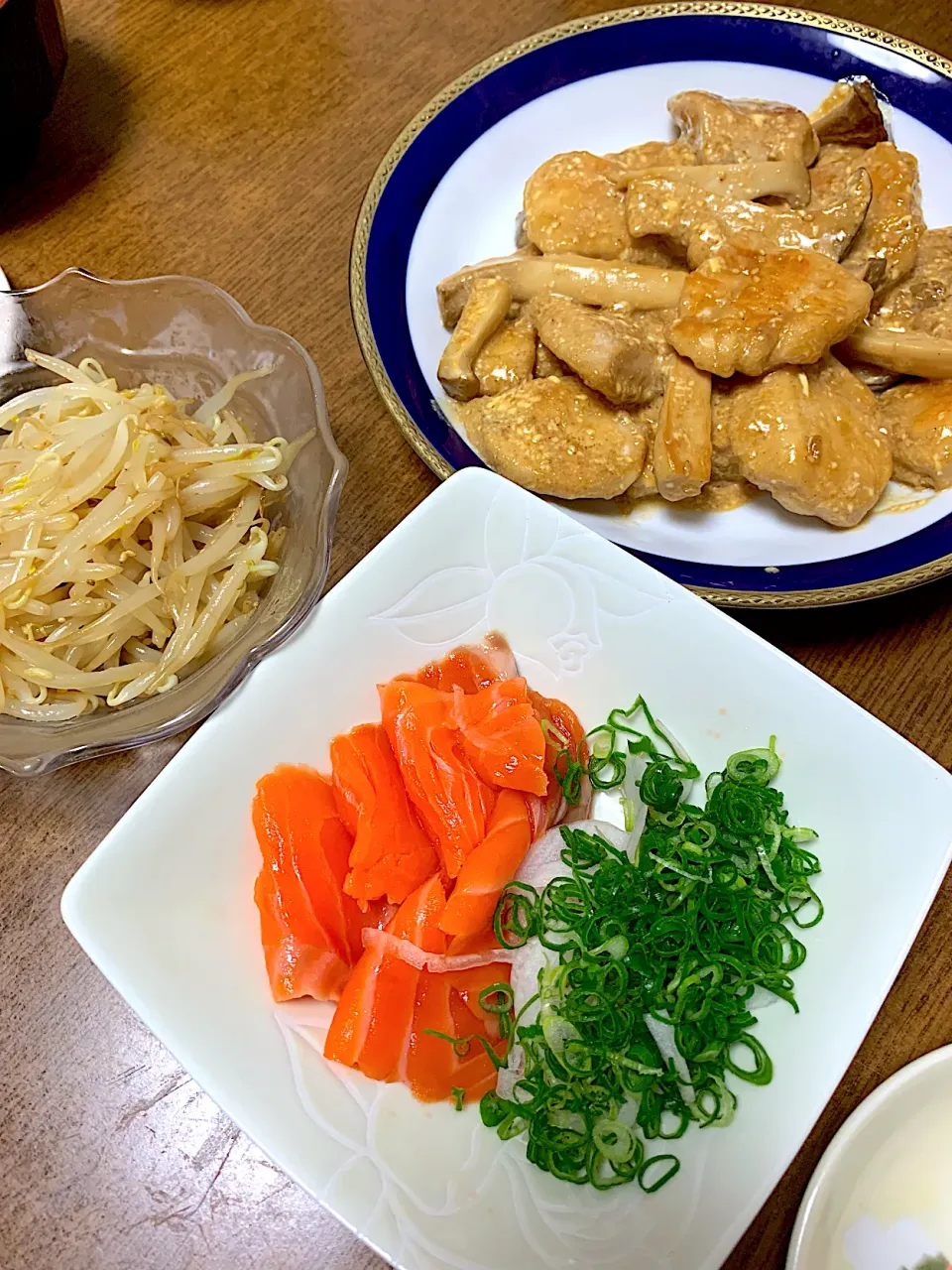 鶏ムネ肉のマヨポン炒めとサーモンのお刺身ともやしナムル|Akemi Alexandruさん