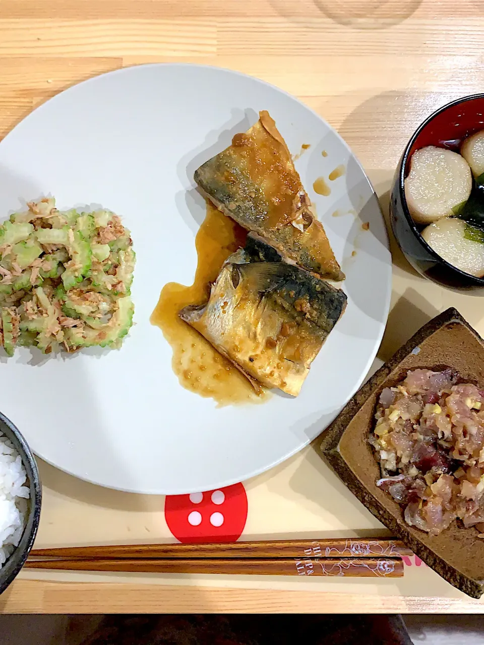 Snapdishの料理写真:・サバの味噌煮  ・鯵のなめろう  ・無限ゴーヤ  ・お麩とわかめのお吸い物|ぺろたんさん