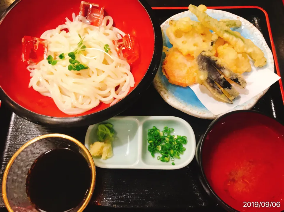 Snapdishの料理写真:きさらぎうどん   冷やしウドンと天ぷら|コージ💫さん