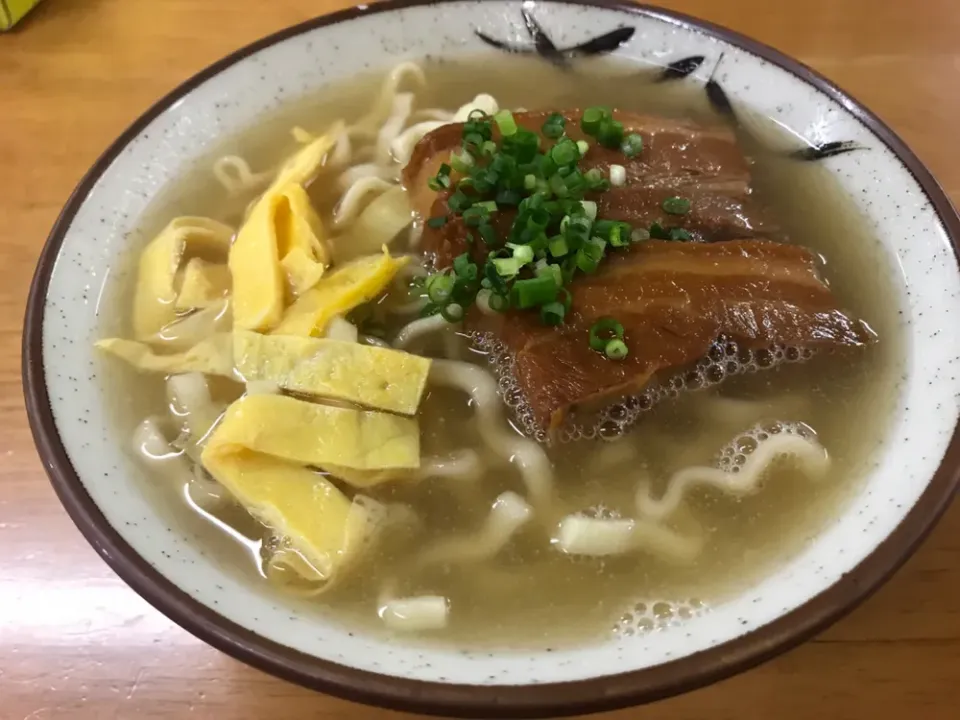 沖縄そば。砂辺にて。そば食べると沖縄来たなぁって思う。|KOMAさん