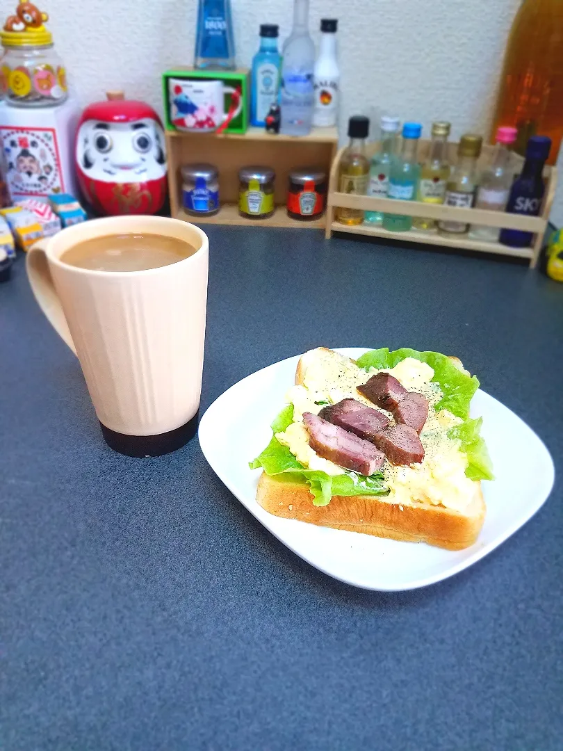 Snapdishの料理写真:BBQポーク載せタマゴオープンサンド😋|masaki .fさん