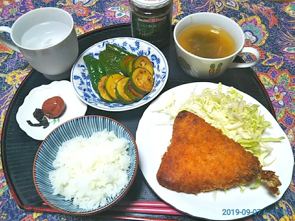 よねばーばの朝ごはん
鯵のフライキャベツ添え
ピーマンとズッキーニの炒め物
とろろ昆布の味噌汁
梅干し、ご飯、|yoneばーばさん