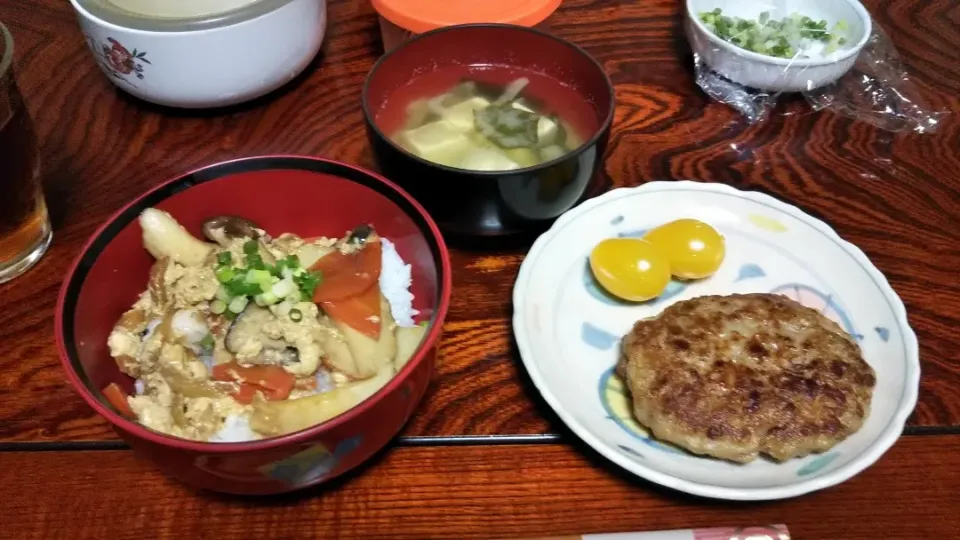 Snapdishの料理写真:あるものでたまご丼
味噌汁
冷凍のハンバーグ
ミニトマト|早紀さん