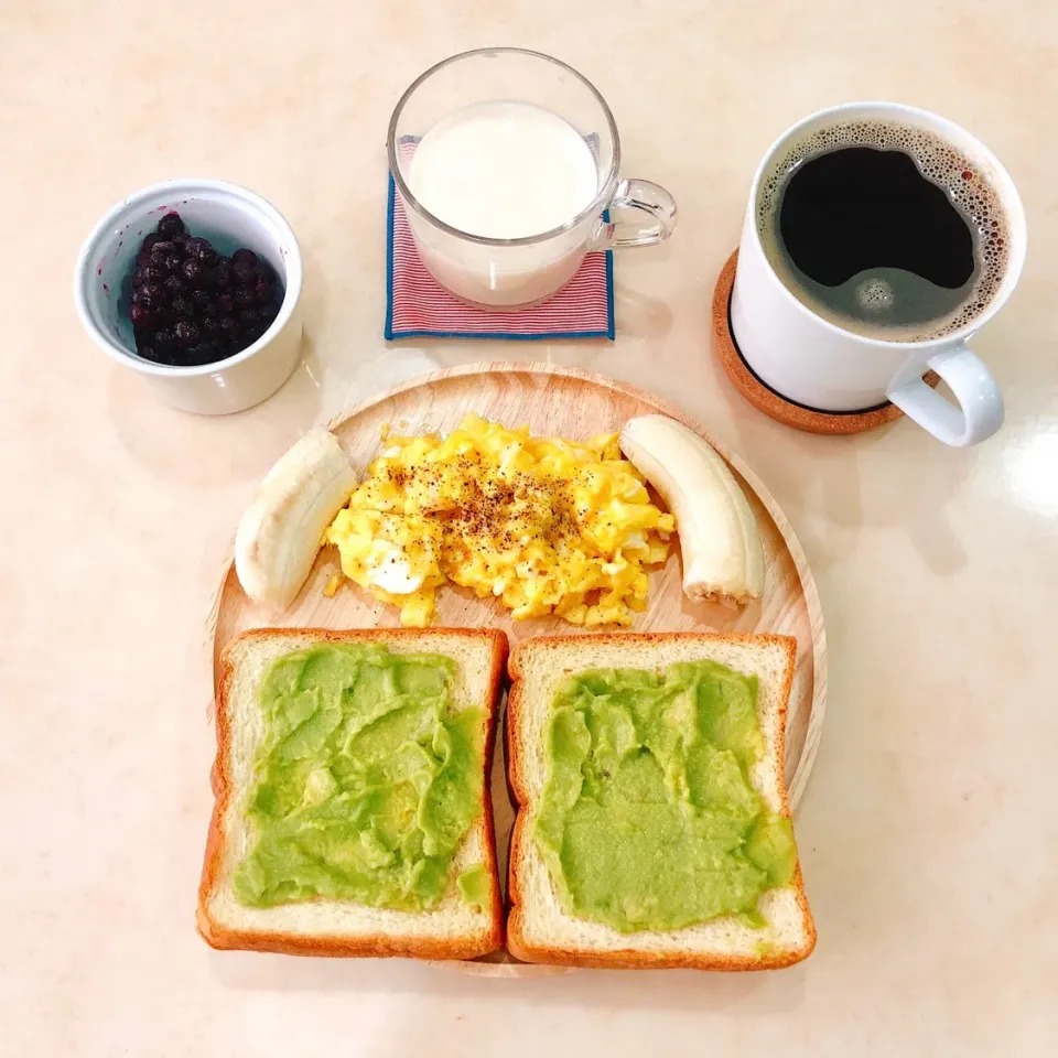 🥯日常の朝ごはん🍞 ワカモレ&スクランブルver.|Rina (˶‾᷄ ⁻̫ ‾᷅˵)さん