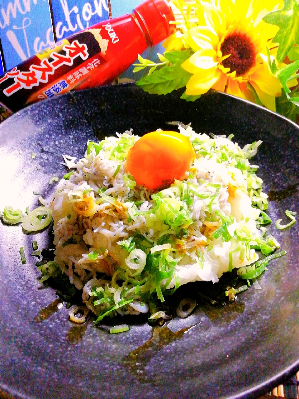 today's iunch! 

冷凍たまごのオイスターソース漬け、しらす丼( ˘ ³˘)♥うま〜ぃ

ユウキ　オイスターソースに冷凍たまご黄身を漬け12時間
まろやかな、オイスターソースに変わります( ˘ ³˘)♥|ペンギンさん