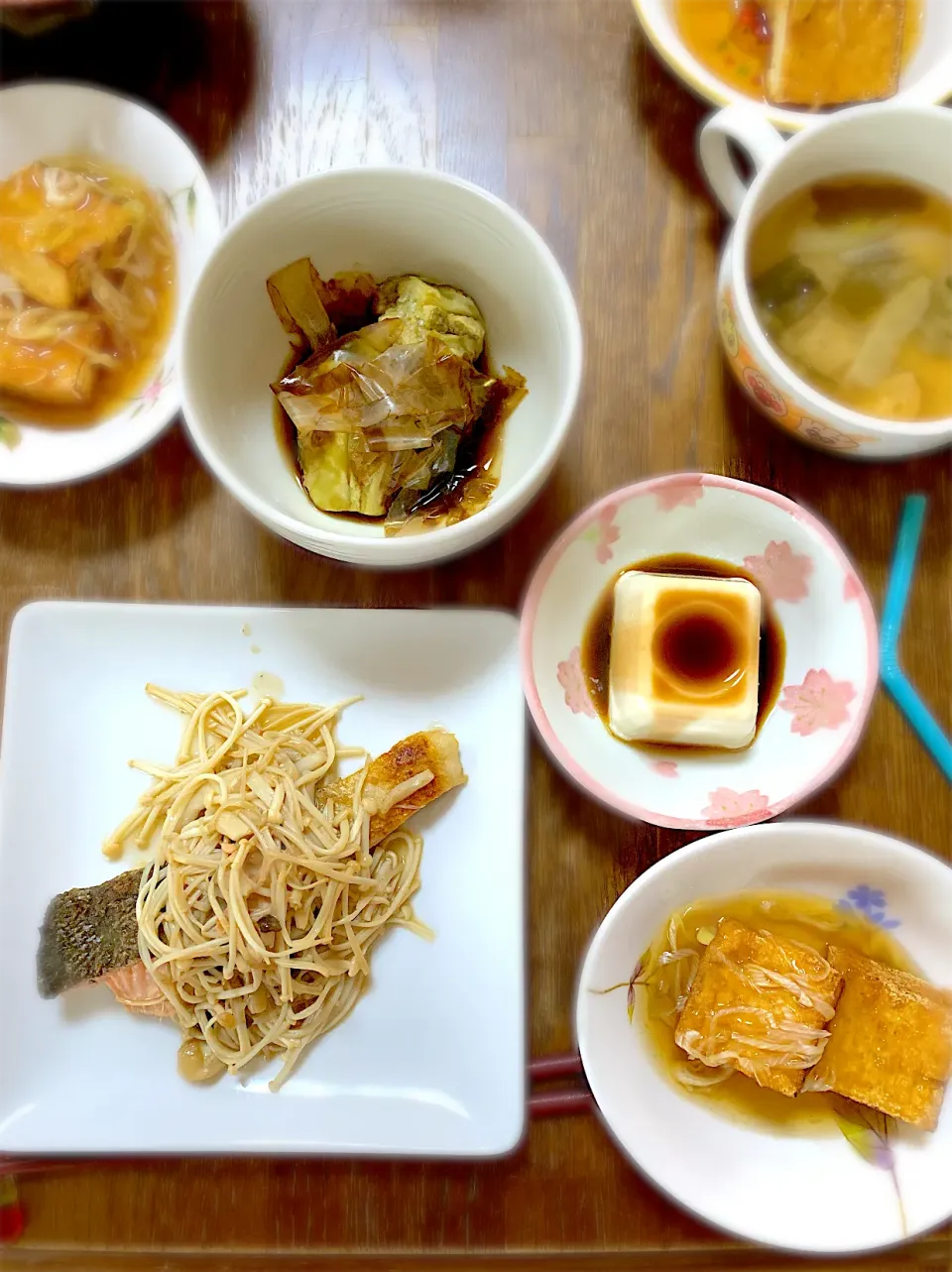 鮭ときのこのバターポン酢・焼きなす・厚揚げのネギ生姜餡掛け・冷奴・大根と玉ねぎの味噌汁・ご飯|ちびろ菌さん