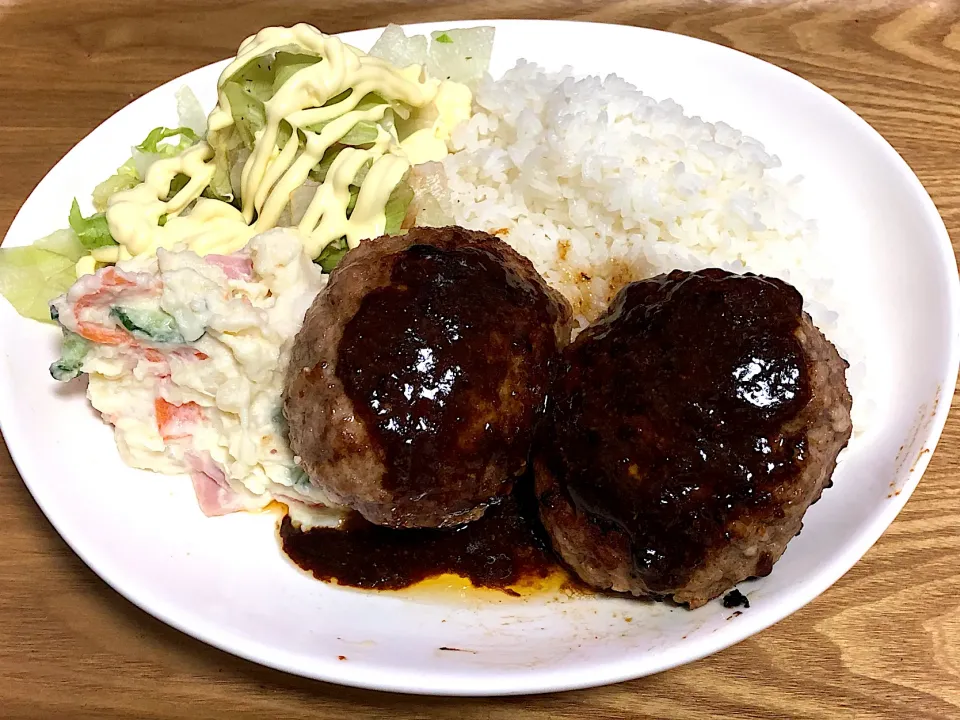 Snapdishの料理写真:今日の夕食  ☆ハンバーグライスプレート|まぁたんさん