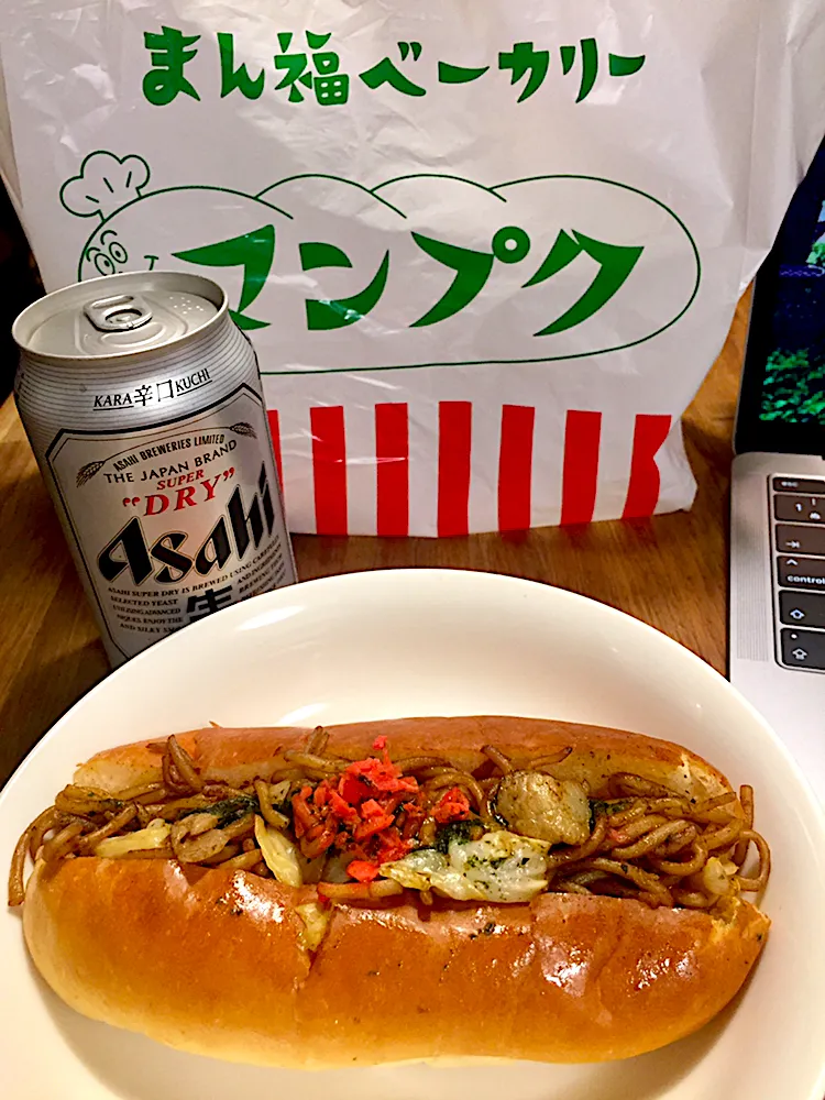 本日の夕食は「まんぷくベーカリー」さんの焼きそばパン🎶|ごはんできたよ〜さん