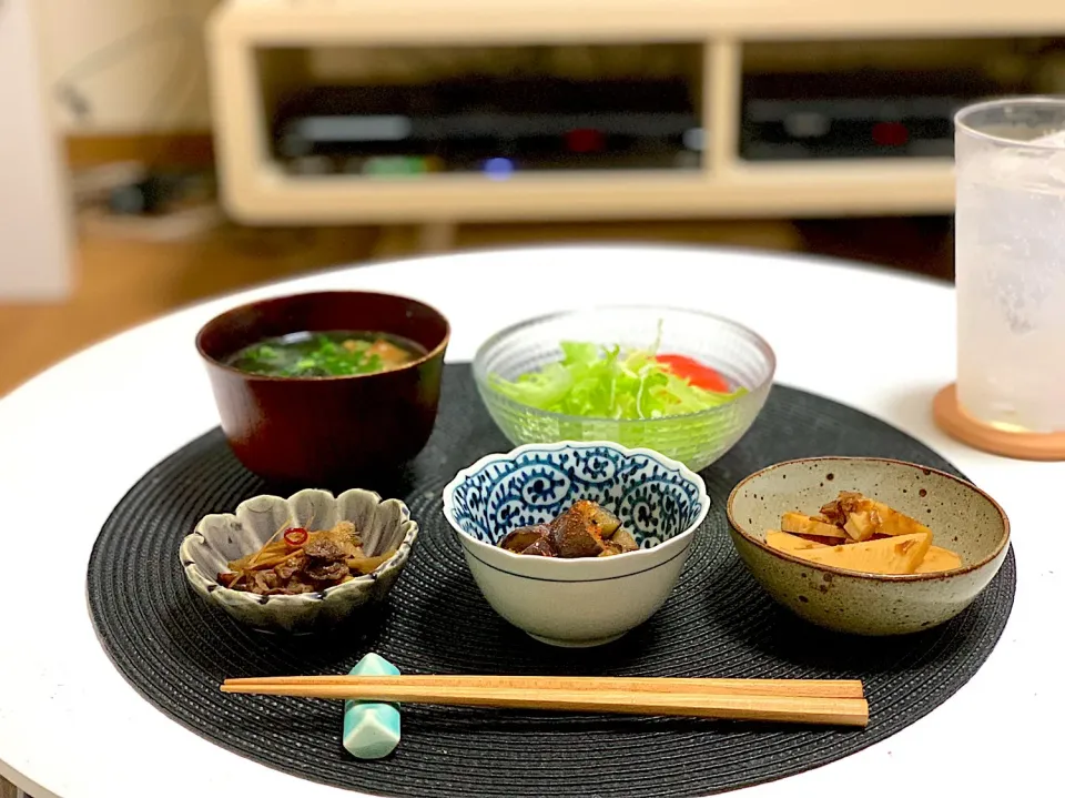 Snapdishの料理写真:晩ごはん。茶色い食卓！筍の煮物、牛肉とゴボウのしぐれ煮、ナスの味噌煮、ワカメと厚揚げのお味噌汁、野菜サラダ。|yukiさん