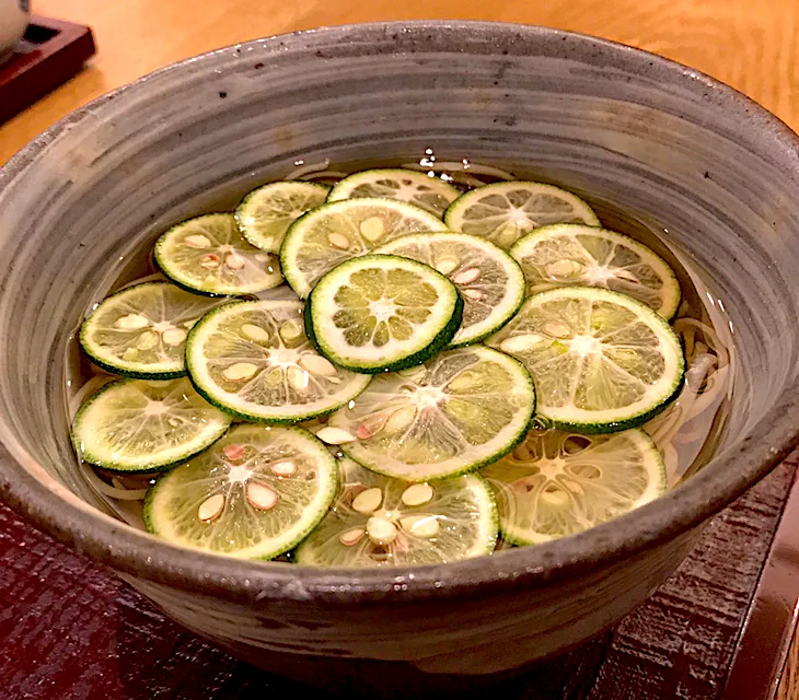 夏の追憶その2🏖今年の夏ははすだち蕎麦に始まり、すだち蕎麦におわります😋梅おろし蕎麦も美味しいけど、スッキリ食べられるのはすだち蕎麦かなぁ😋|にゃあ（芸名）さん