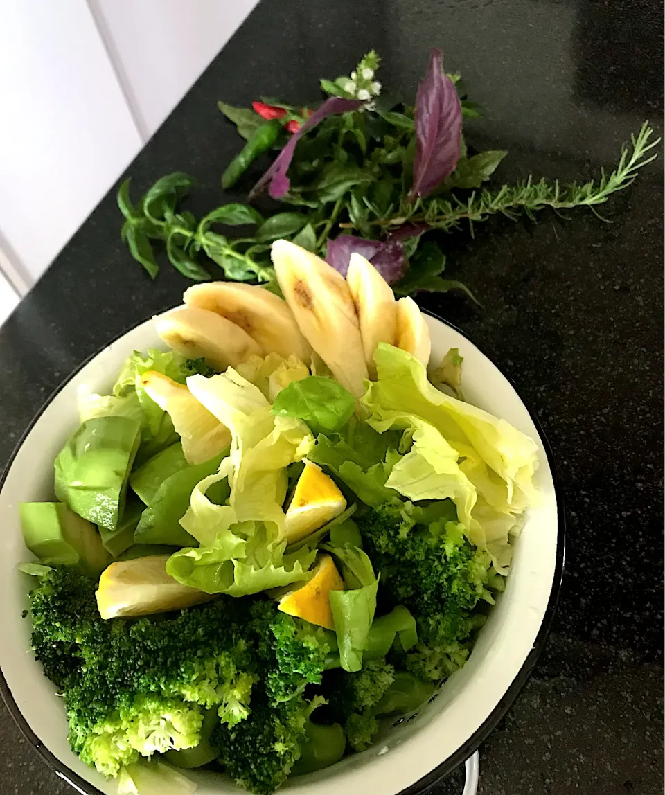 グリーンサラダ🥗とベランダハーブ🌿|シュトママさん