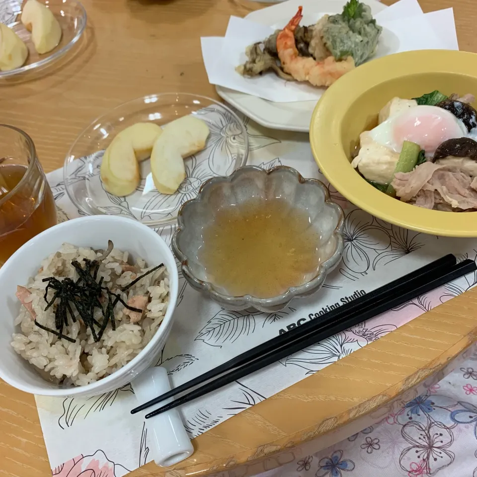 Snapdishの料理写真:秋の天ぷら盛り合わせ〜海老天・しそれんこんのはさみ揚げ・まいたけ天〜＆味染み肉豆腐＆まいたけの炊き込みご飯|sayaさん