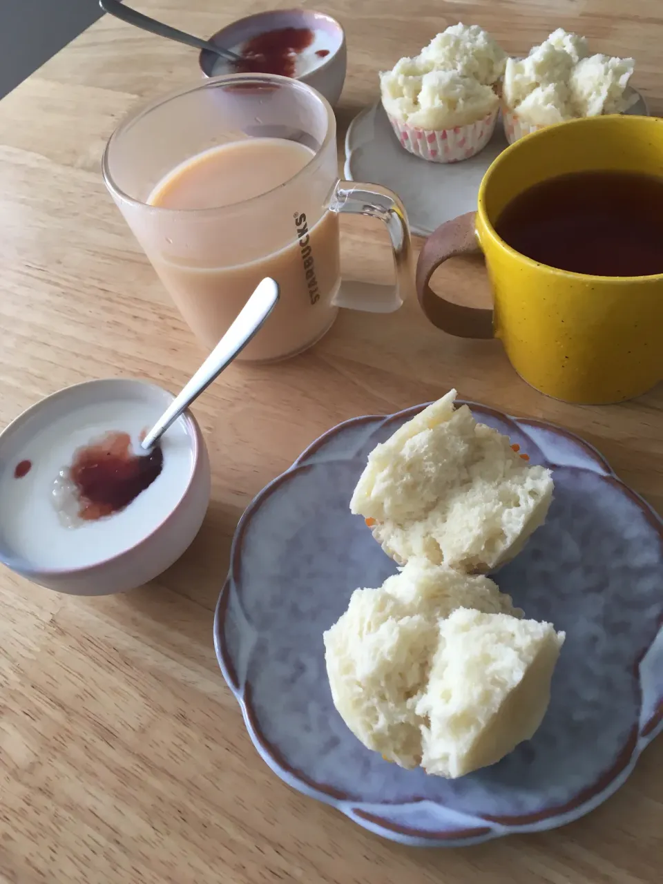 朝ごはん〜蒸しパン、甘酒と苺ジャムかけヨーグルト、ルイボスミルクティー(´◡`๑)|さくたえさん