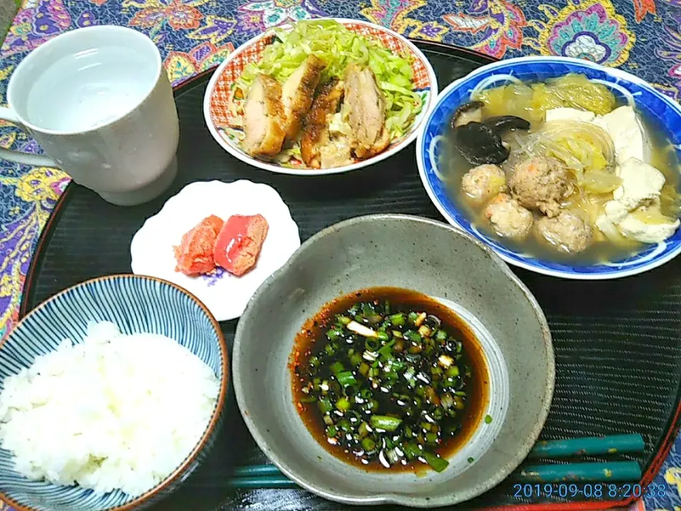 Snapdishの料理写真:よねばーばの朝ごはん
とりミンチボールと野菜、春雨、
豆腐の鍋、
明太子
キャベツと鶏肉のサラダ
ご飯、|yoneばーばさん