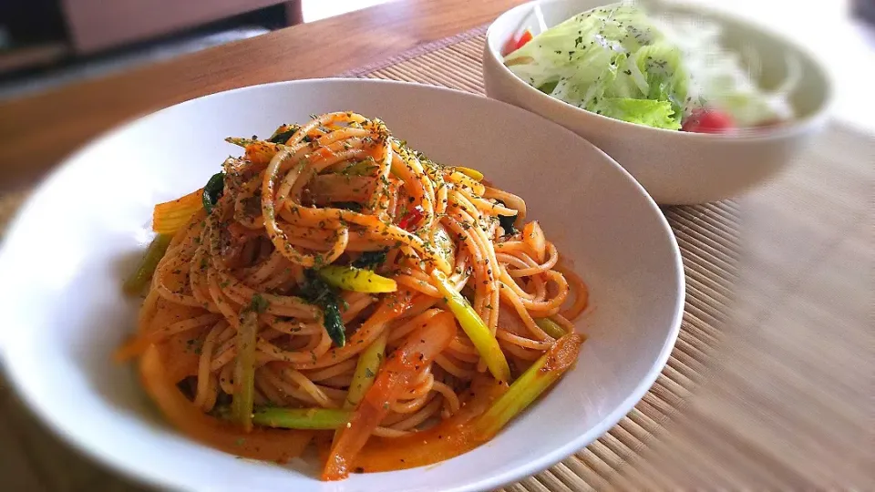 ｱｽﾊﾟﾗと小松菜のﾄﾏﾄﾊﾟｽﾀ～🍝
の昼ごはん✨|kaz(*･ω･)さん